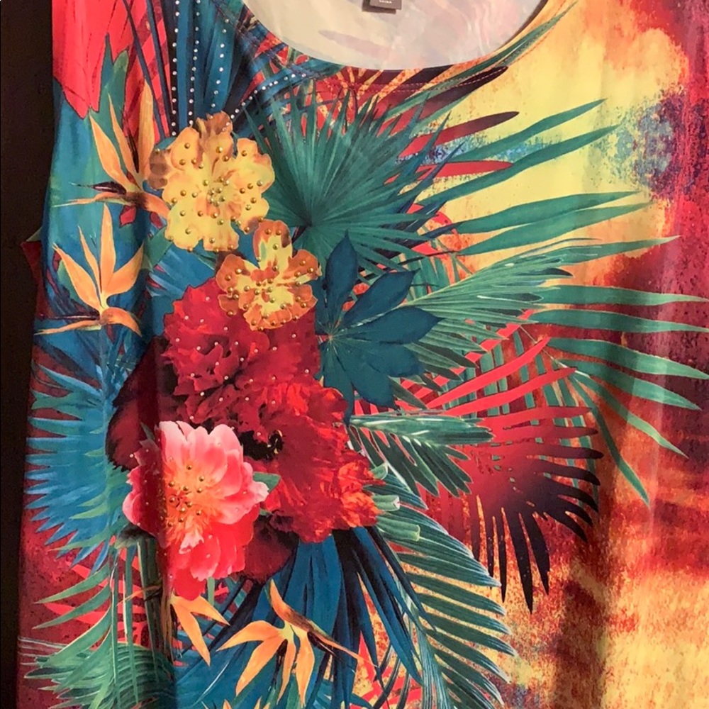 Ladies top. - Picture 4 of 5